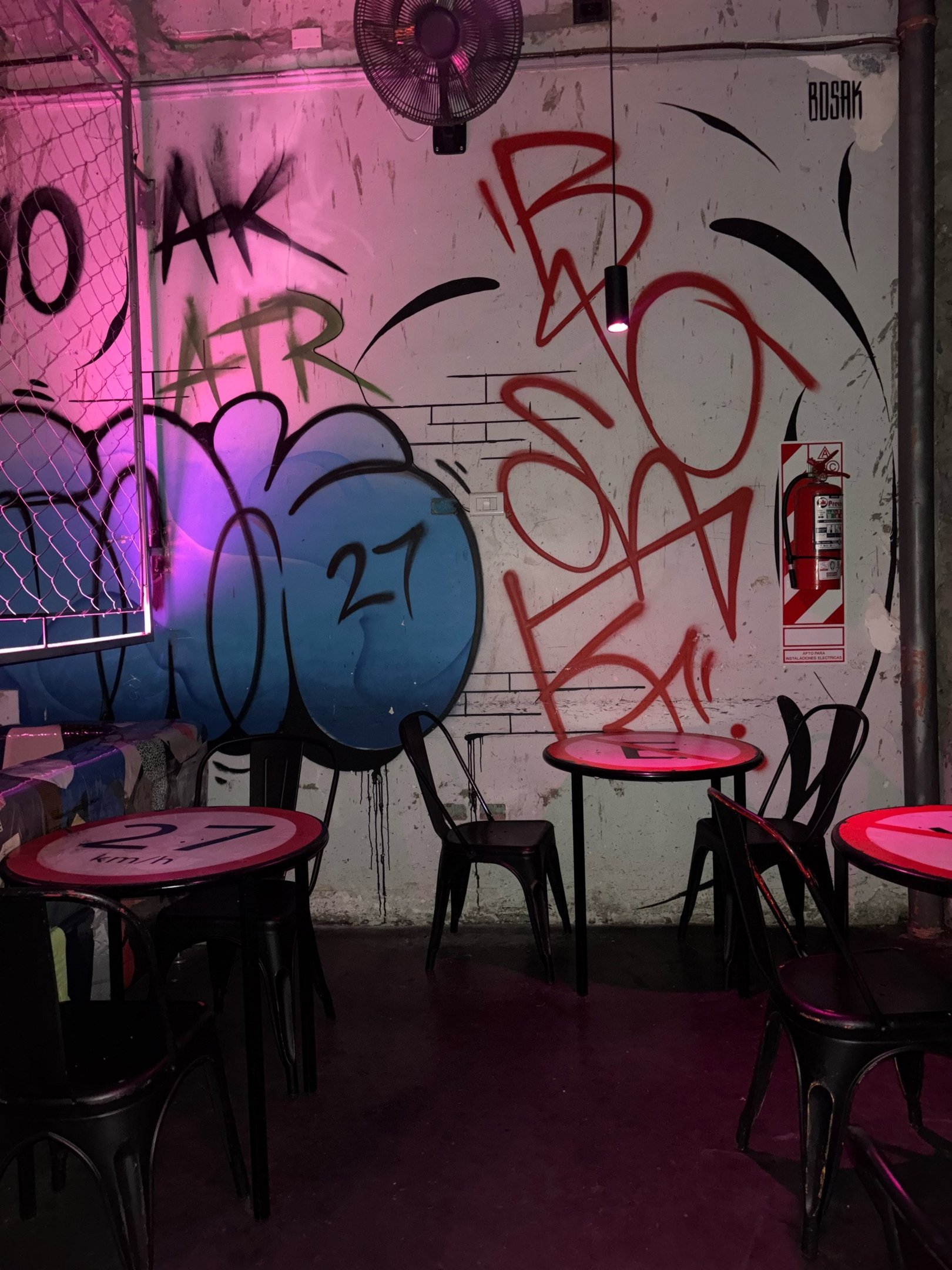 Tres Monos Bar, localizado em Palermo, virou o point da galera: um dos 50 melhores do mundo 
