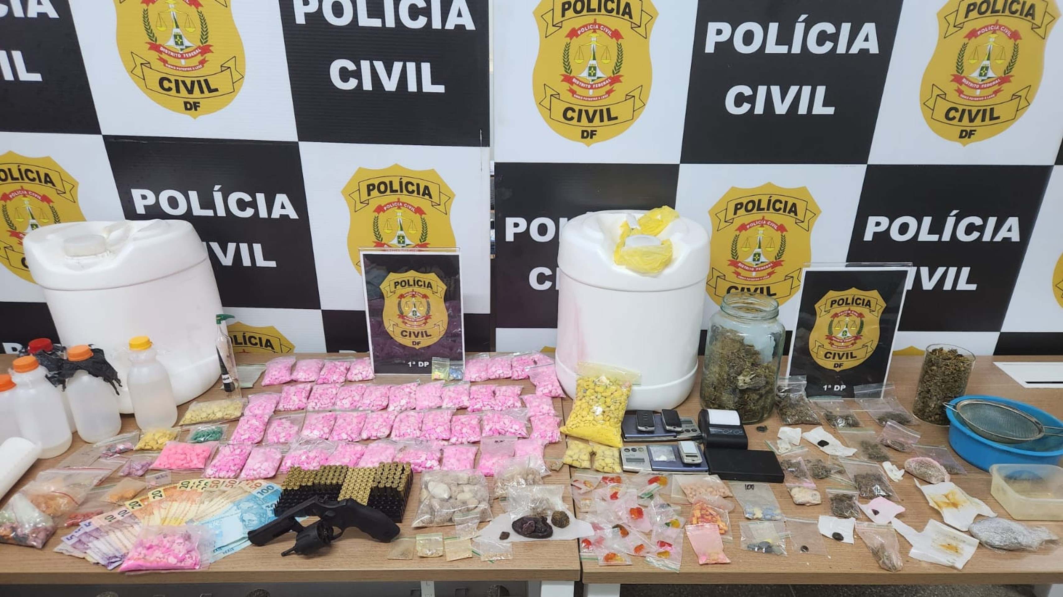 Polícia estoura esconderijo e apreende mais de 5 mil comprimidos ecstasy