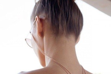 Os famosos backlaces evidenciam as costas