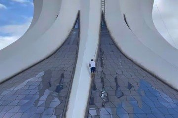 Dede Calistenia, como é conhecido nas redes sociais, publica uma série de vídeos em contextos perigosos e proibidos. Em um deles, o homem chega a escalar nos vidros da Catedral de Brasília. 
 -  (crédito: Redes sociais)