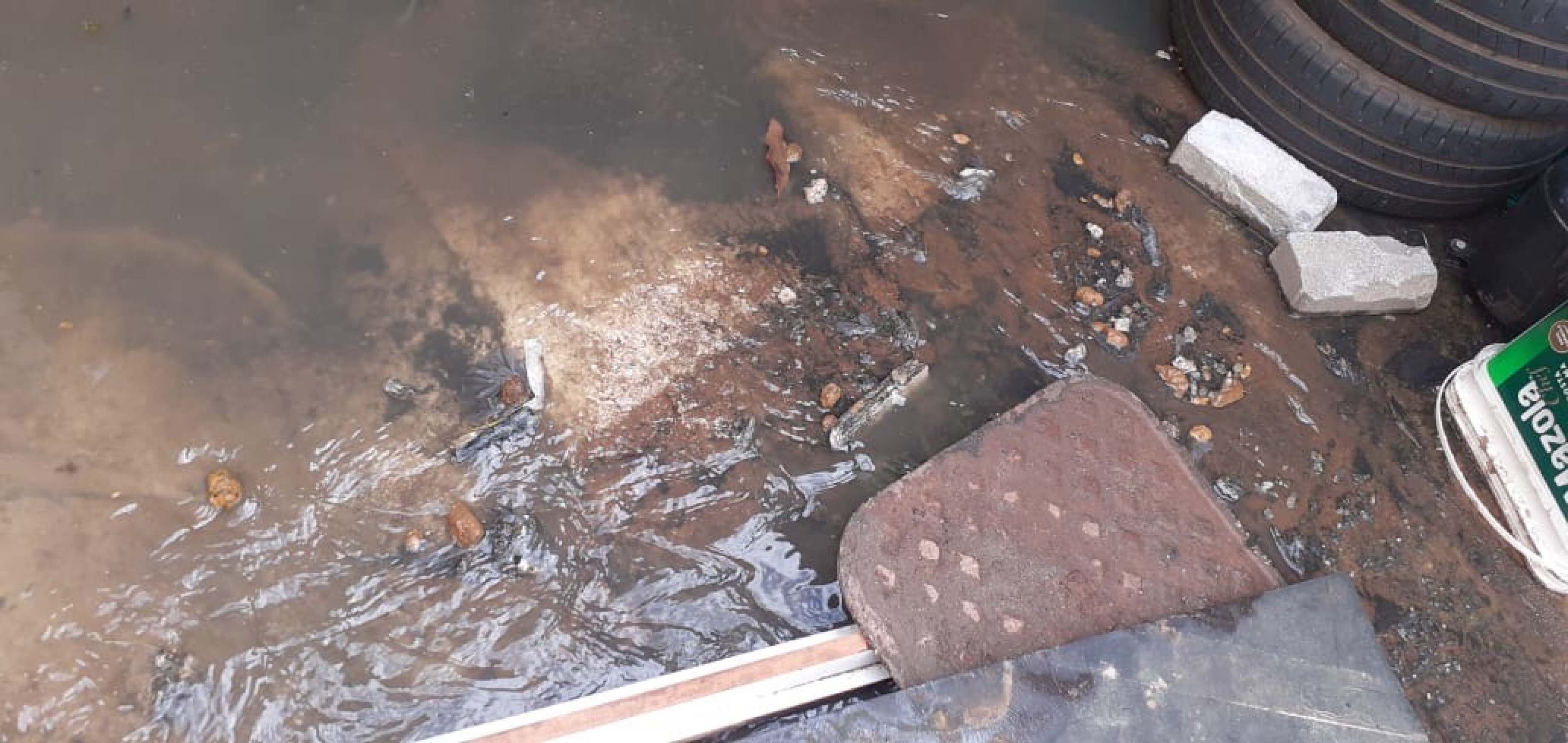 Obstru&ccedil;&atilde;o de tubula&ccedil;&atilde;o de rede de esgoto causa problemas graves em moradores do Setor O  