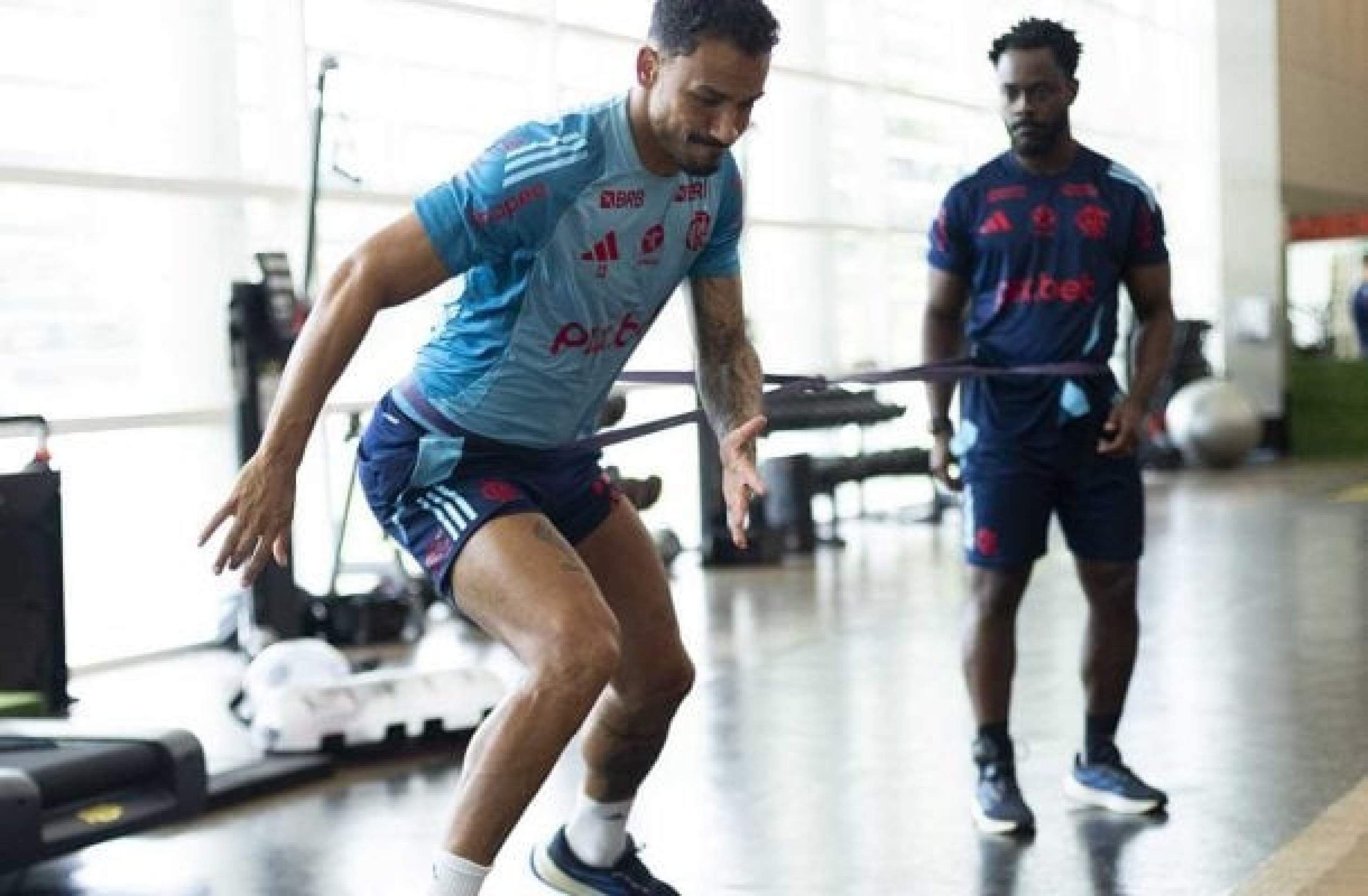 Danilo sofre nova lesão no Flamengo e está fora da estreia do Brasileirão e da Libertadores