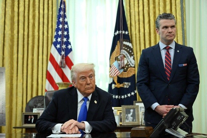 Donald Trump, em foto feita em 21 de março, no Salão Oval da Casa Branca, ao lado de Pete Hegseth: tentativa de proteger o secretário - (crédito: Annabelle Gordon/AFP) Donald Trump, em foto feita em 21 de março, no Salão Oval da Casa Branca, ao lado de Pete Hegseth: tentativa de proteger o secretário - (crédito: Annabelle Gordon/AFP)