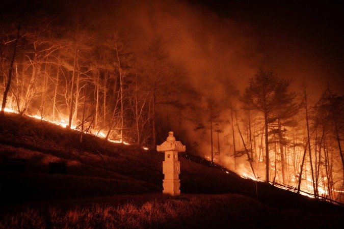 Mais de uma dúzia de incêndios arrasam desde o fim de semana o sudeste do país, o que obrigou 27.000 pessoas a abandonarem suas casas - (crédito: YASUYOSHI CHIBA / AFP) Mais de uma dúzia de incêndios arrasam desde o fim de semana o sudeste do país, o que obrigou 27.000 pessoas a abandonarem suas casas - (crédito: YASUYOSHI CHIBA / AFP)