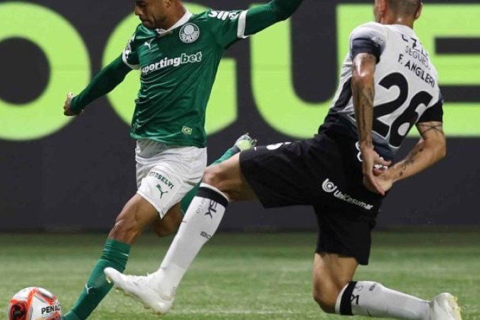 MAYKE - Precisou entrar às pressas no lugar do lesionado Marcos Rocha e buscou jogadas de linha de fundo. Mas suas ações ofensivas não surtiram efeito. Teve participação inicial na jogada do gol do Corinthians, sendo vencido na disputa após toque de Richard Ríos. NOTA 4,5 - Foto: Cesar Greco/Palmeiras
