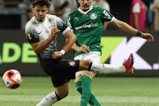 PIQUEREZ -  Começou muito bem, com a habitual imposição física. Mas foi sumindo das ações de ataque muito por conta da insistência palmeirense com Estêvão pela direita. NOTA 5,5 - Foto:  Fabio Menotti/Palmeiras