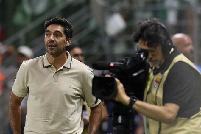 TÃ?C. ABEL FERREIRA -  Viu o Palmeiras sofrer na tentativa de manter o volume de jogo inicial. Diante do aumento da posse de bola para o Corinthians, a equipe ficou extremamente dependente das aÃ§Ãµes de EstÃªvÃ£o e, em menor escala, de Vitor Roque. Suas mexidas nÃ£o surtiram efeito. PrecisarÃ¡ motivar a equipe para buscar o tetra paulista em Itaquera. Tarefa difÃ­cil. NOTA 4,0 - Foto: Cesar Greco/Palmeiras