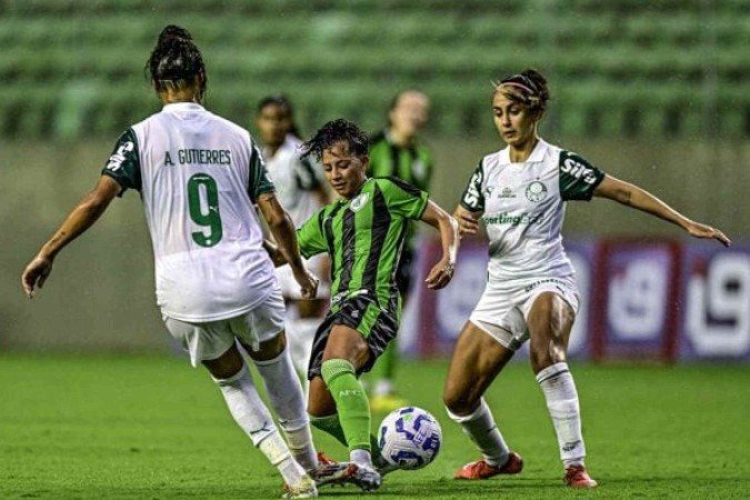 Amanda Gutierrez (9, de branco) tenta a finalização para o Palmeiras no duelo diante do América-MG -  (crédito: Foto: Mourão Panda / América)
