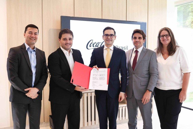 Acordo entre Caixa Econômica Federal e Instituto Coca-Cola (da esq. para a dir.)Jean Benevides, Diretor-Executivo de Sustentabilidade e Cidadania Digital; Adriano Assis Matias, Vice-Presidente de Varejo; Sergio Londoño, vice-presidente de PACS (Public Affairs, Comunicação e Sustentabilidade) da Coca-Cola para América Latina; Gustavo Biscassi , Diretor Sênior de Assuntos Públicos, Comunicação e Sustentabilidade para Brasil e Cone Sul da Coca-Cola; 
Ana Tacite, representante do Instituto Coca-Cola Brasil, Gerente de Estratégia e Inovação do Instituto Coca-Cola Brasil