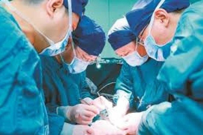 Em Xian, na China, a equipe da Quarta Universidade Médica Militar realiza a cirurgia de transplante há um ano com resultado bem-sucedido
