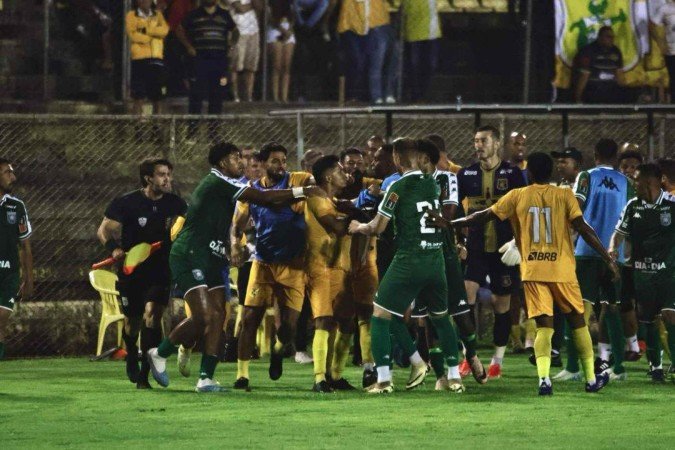Briga começou com desentendimento em campo e chegou às arquibancadas do Serejão - (crédito: João Pedro Carvalho) Briga começou com desentendimento em campo e chegou às arquibancadas do Serejão - (crédito: João Pedro Carvalho)