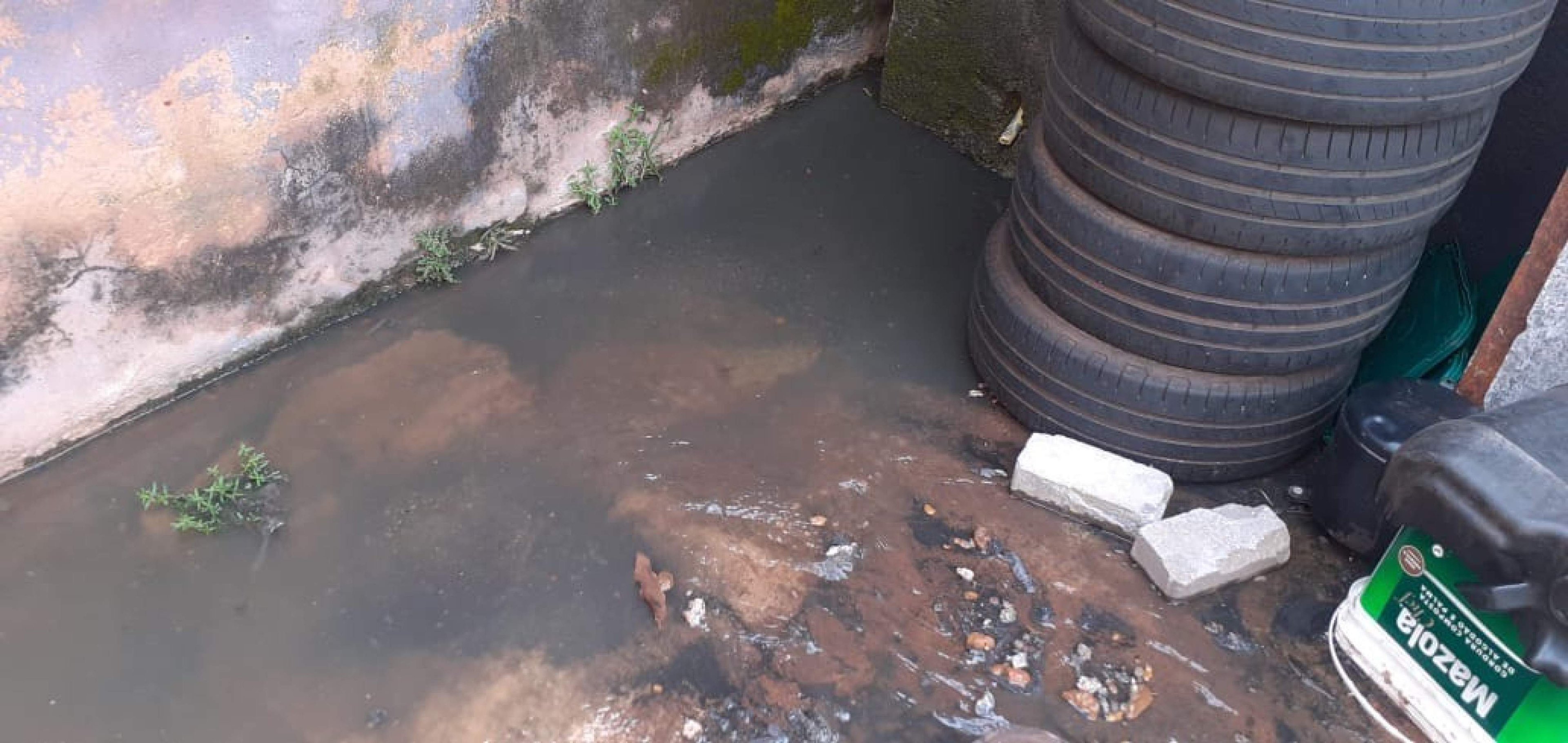 Obstru&ccedil;&atilde;o de tubula&ccedil;&atilde;o de rede de esgoto causa problemas graves em moradores do Setor O  