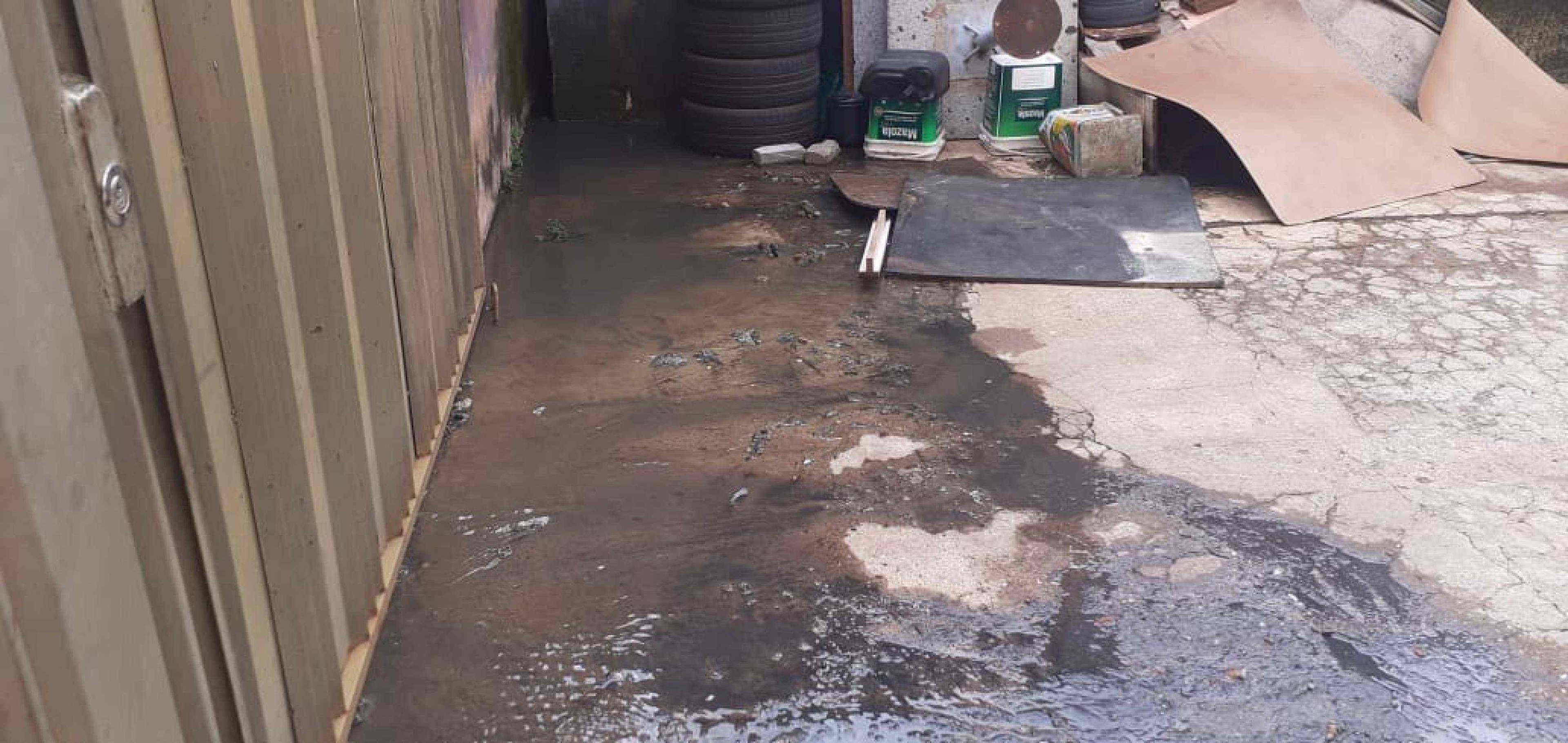 Obstru&ccedil;&atilde;o de tubula&ccedil;&atilde;o de rede de esgoto causa problemas graves em moradores do Setor O  