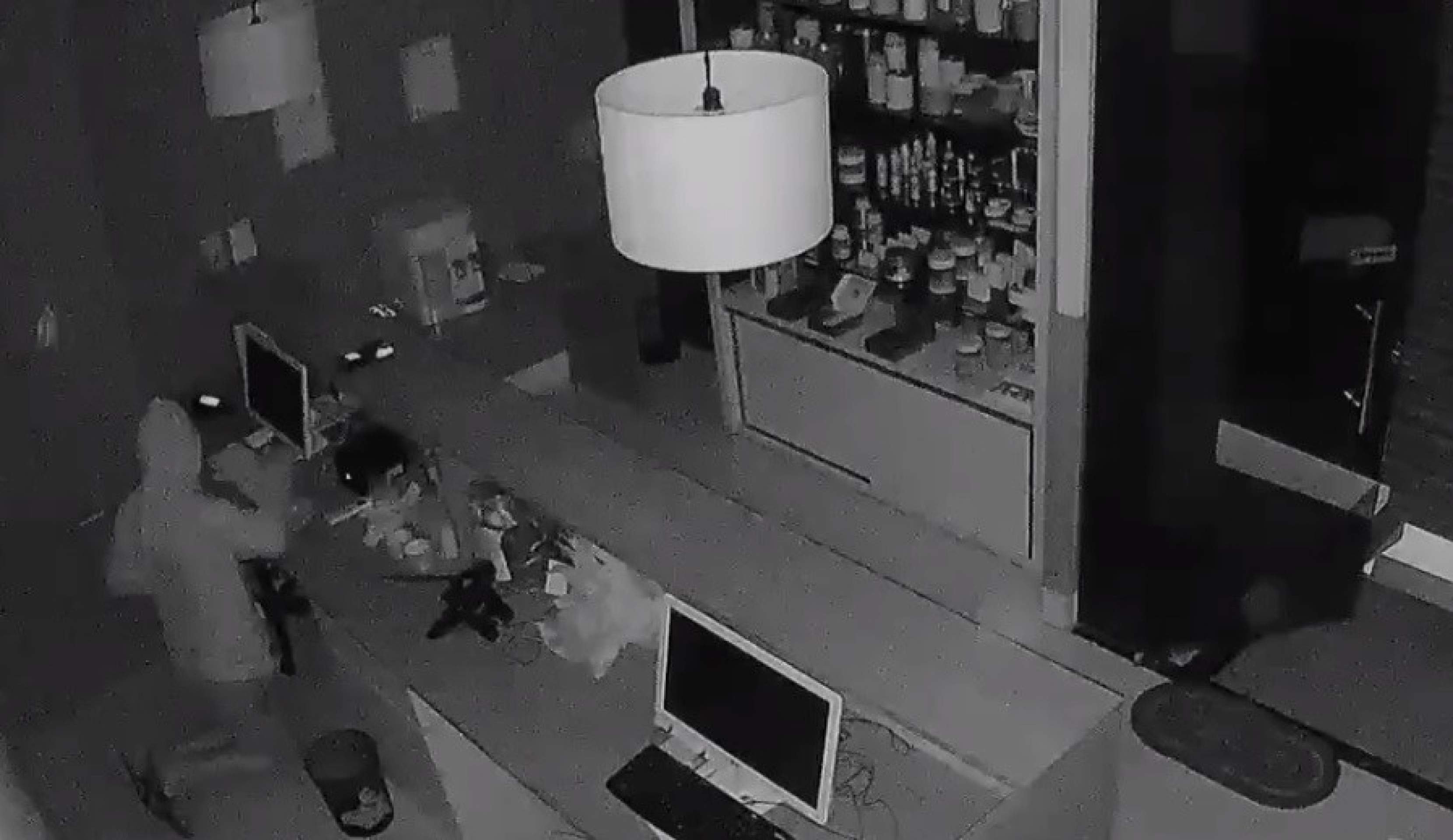 Vídeo: ladrões arrombam e furtam computadores de farmácia na Asa Sul