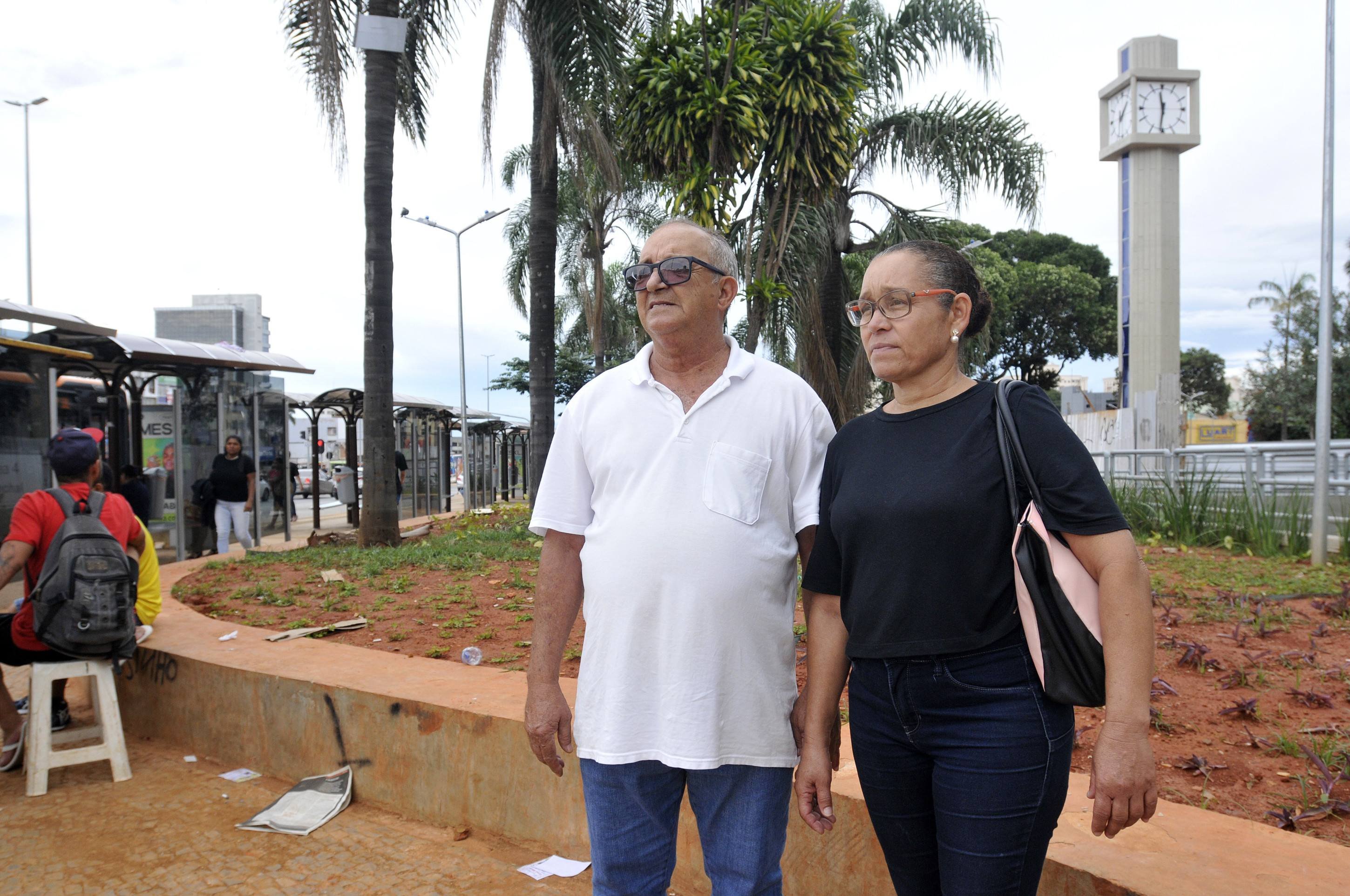 Eliene Gomes Vieira da Silva, 54, conta que sempre vai ao centro de Taguatinga com o marido, Antônio Donizete, 68, para resolver burocracias, mas sempre atenta ao redor, por medo