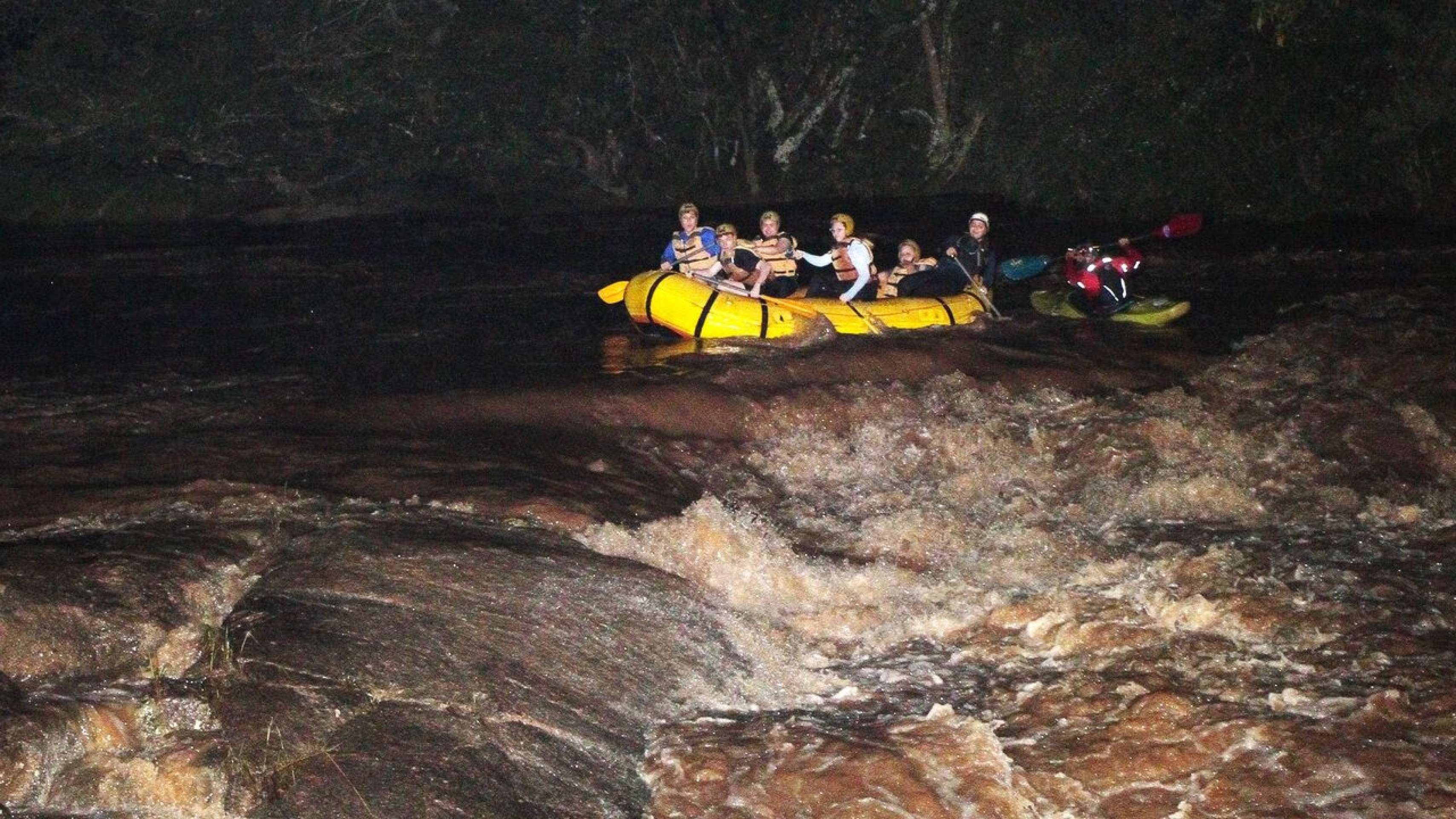 Pratique rafting noturno do Rio do Peixe em Socorro (SP)