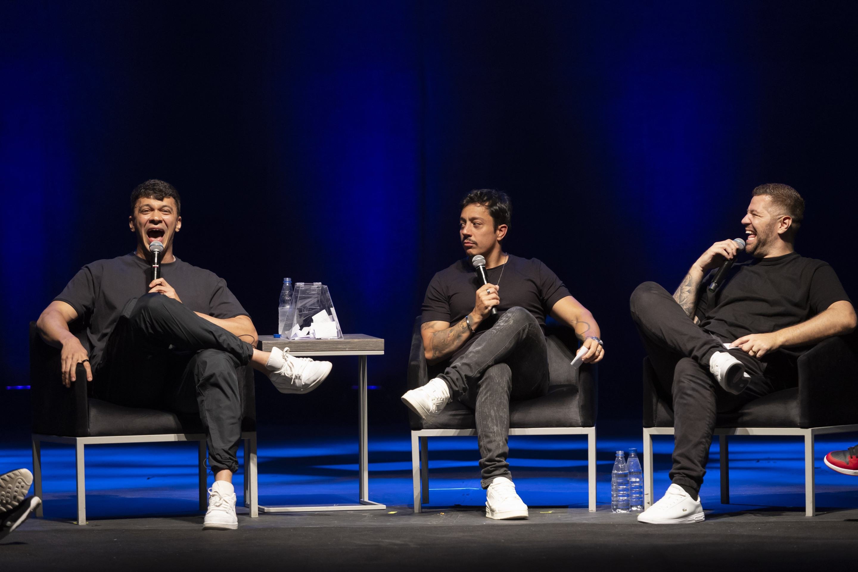 Victor Sarro, Renato Albani e Júlio Cocielo apresentam o espetáculo S.A.C.