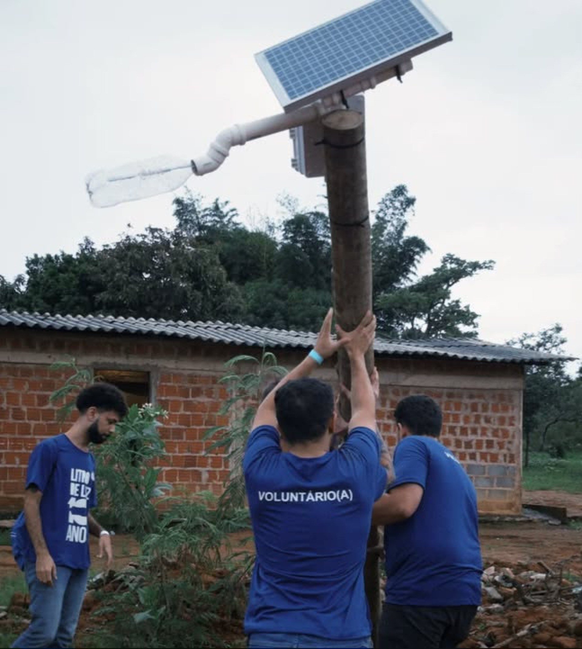 Carlos é voluntário da ONG Litro de luz