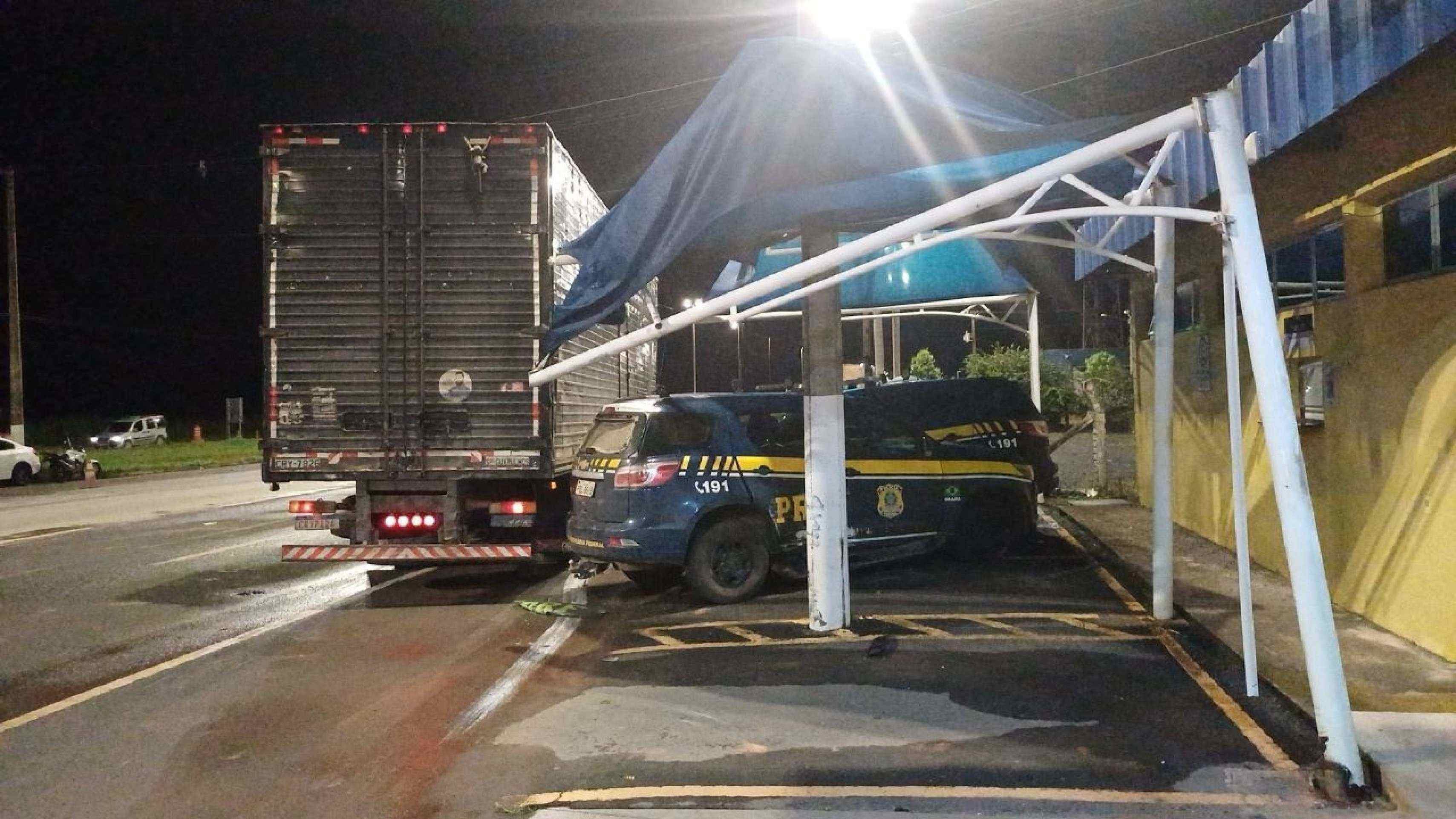 Caminhoneiro alcoolizado colide intencionalmente com Unidade Operacional da PRF no Recanto das Emas
