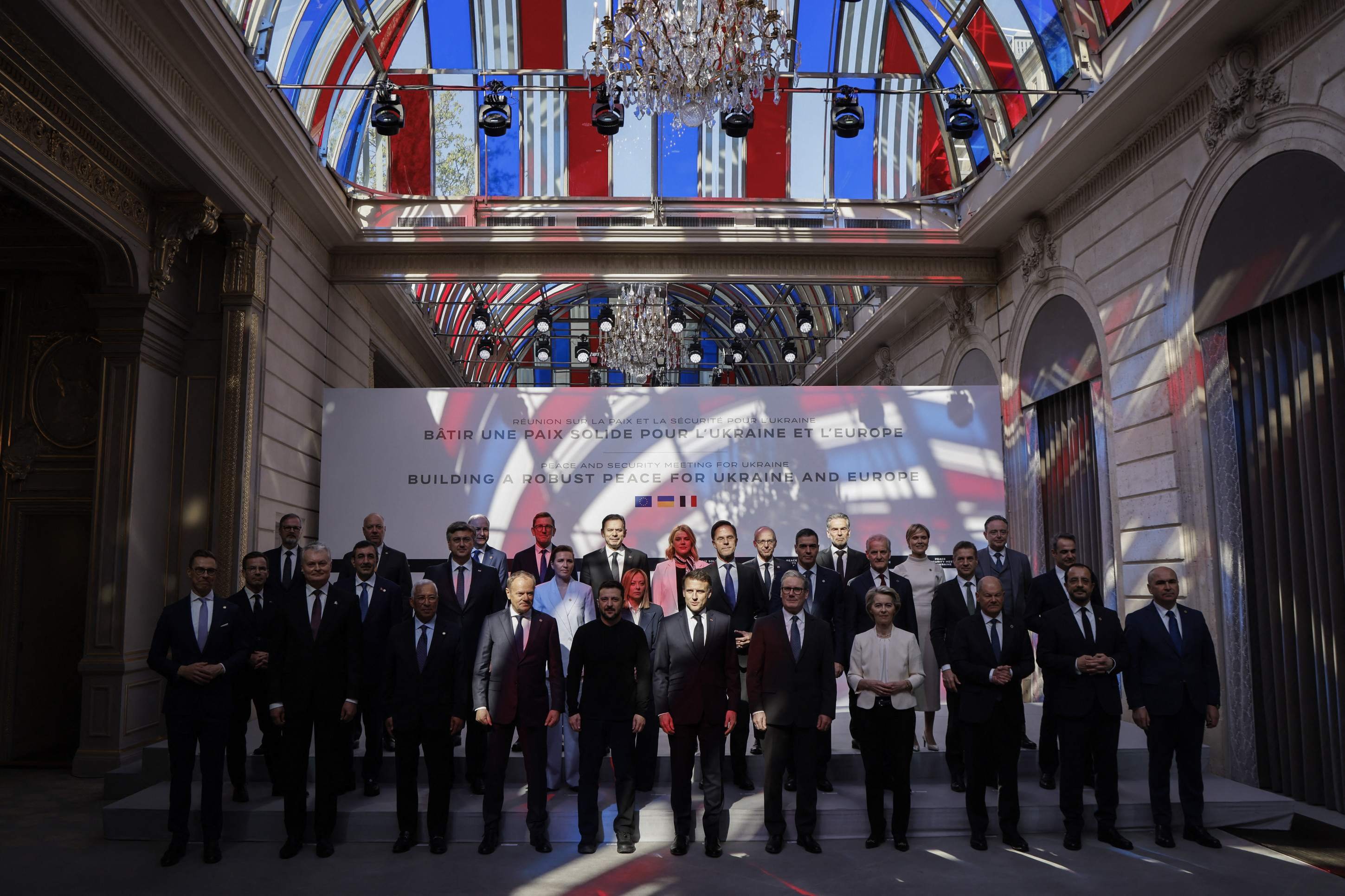 Autoridades europeias posam ao lado de Zelensky aps reunio no Palcio do Eliseu, em Paris: sintonia pela paz 