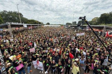 Primeira assembleia geral de 2025 ocorreu no estacionamento da Funarte -  (crédito: Palloma Barbosa)