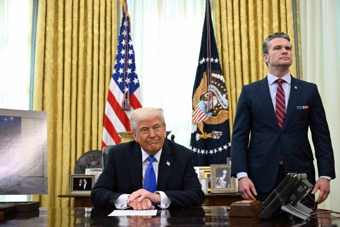 O presidente dos EUA, Donald Trump, e o secretário de Defesa, Pete Hegseth, no Salão Oval da Casa Branca, em Washington, DC. - (crédito: Annabelle Gordon / AFP) O presidente dos EUA, Donald Trump, e o secretário de Defesa, Pete Hegseth, no Salão Oval da Casa Branca, em Washington, DC. - (crédito: Annabelle Gordon / AFP)