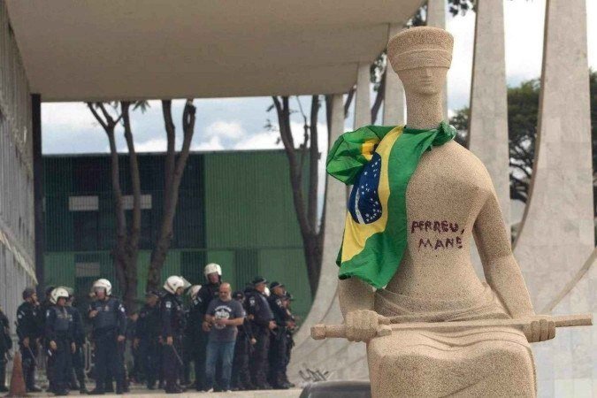 Mulher que pichou estátua pede perdão e diz que agiu no calor do momento