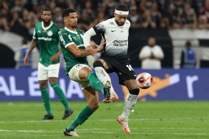 Corintiano Depay e o palmeirense Murilo lutam pela bola. Na final do Paulistão, Timão campeão - (crédito: Foto: Cesar Greco/Palmeiras) Corintiano Depay e o palmeirense Murilo lutam pela bola. Na final do Paulistão, Timão campeão - (crédito: Foto: Cesar Greco/Palmeiras)