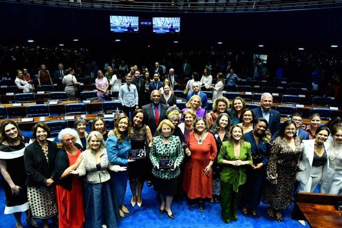Senadores e agraciadas com o Bertha Lutz. Prêmio reconhece a atuação de cada uma pela ampliação da participação feminina na sociedade - (crédito: Geraldo Magela/Agência Senado) Senadores e agraciadas com o Bertha Lutz. Prêmio reconhece a atuação de cada uma pela ampliação da participação feminina na sociedade - (crédito: Geraldo Magela/Agência Senado)