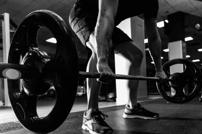 Durante o exercício, o jovem escorregou do step e a barra caiu sobre ele - (crédito: Reprodução/Freepik) Durante o exercício, o jovem escorregou do step e a barra caiu sobre ele - (crédito: Reprodução/Freepik)