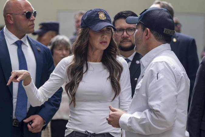 Secretária de Trump visita prisão e diz que vai caçar imigrantes ilegais
