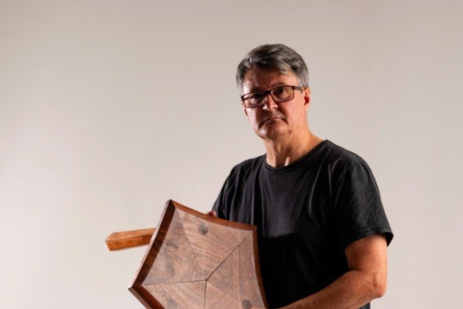 Jornalista por forma&ccedil;&atilde;o e professor de marcenaria por paix&atilde;o, Eduardo Souza desenvolve seus prot&oacute;tipos na marcenaria compartilhada e atelier Art&iacute;fice