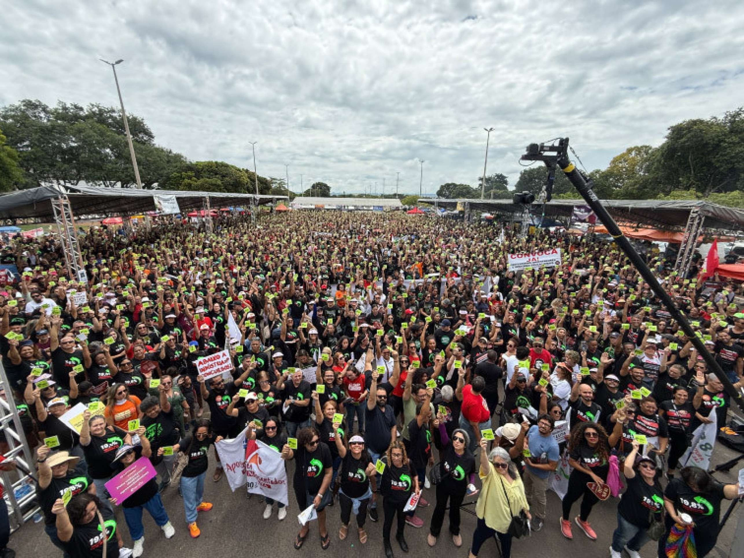 Professores da rede pública do DF aprovam estado de greve em primeira assembleia do ano