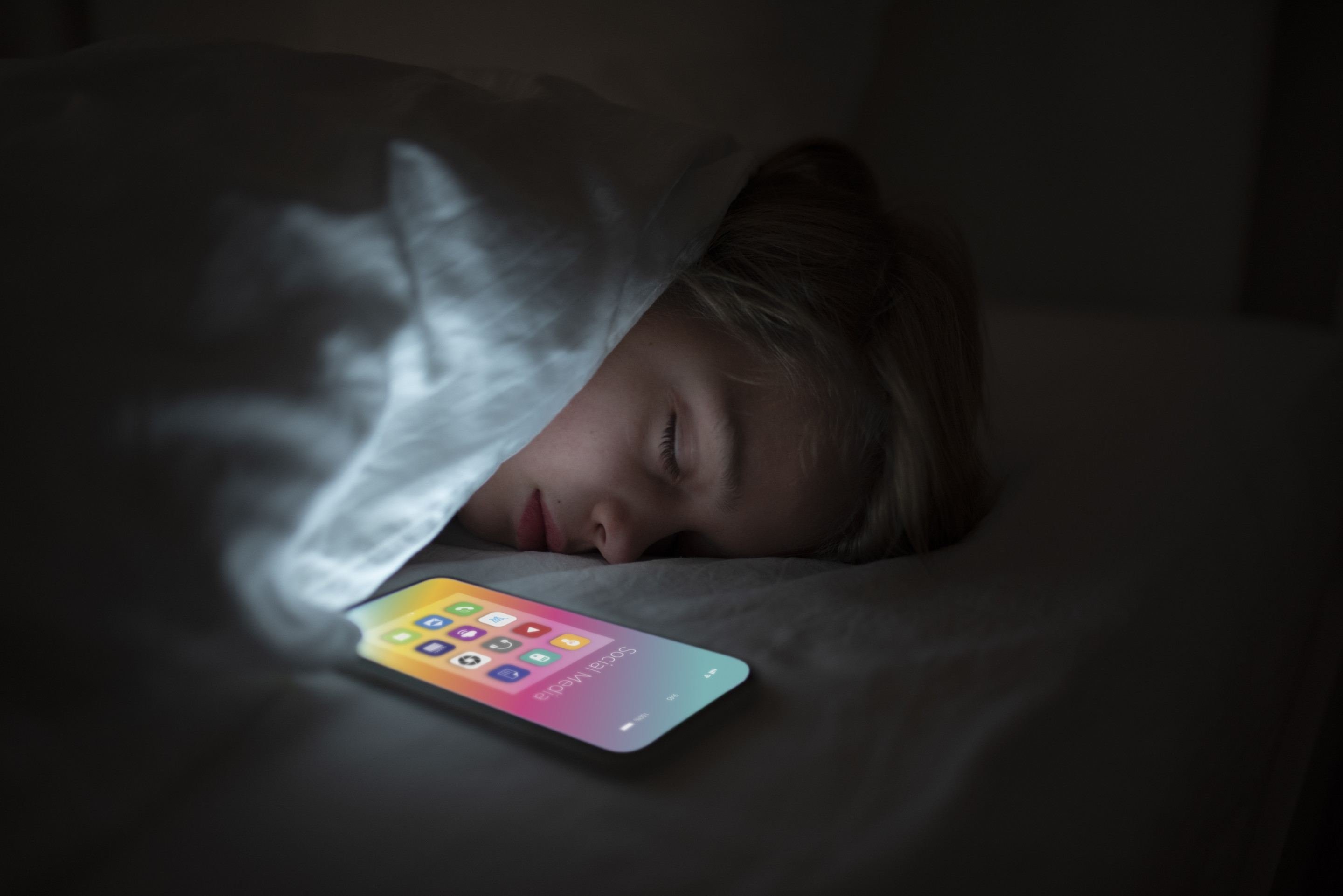 Horas na telinha do celular prejudica o sono mais do que se imagina Horas na telinha do celular prejudica o sono mais do que se imagina