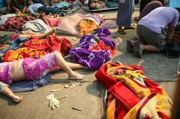 Vítimas aguardam atendimento no chão, na capital de Mianmar 