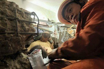 Socorrista tenta retirar dos escombros mãe e filho, em Naypyidaw