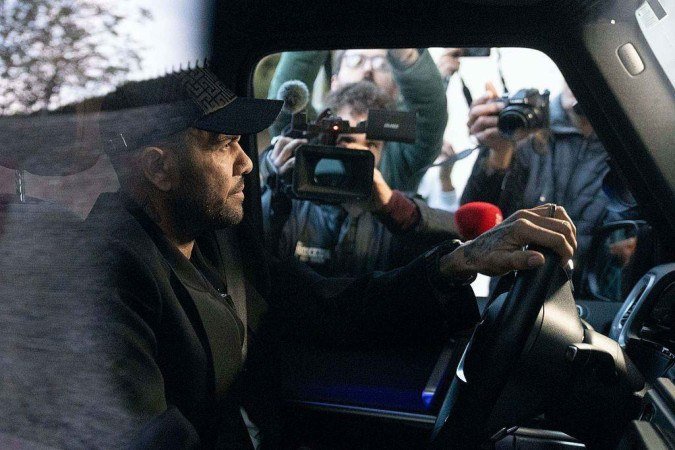 Daniel Alves chega ao Tribunal de Barcelona com sua advogada, Inés Guardiola, em 5 de abril de 2024, em Barcelona, ??Espanha - (crédito: Getty Images) Daniel Alves chega ao Tribunal de Barcelona com sua advogada, Inés Guardiola, em 5 de abril de 2024, em Barcelona, ??Espanha - (crédito: Getty Images)