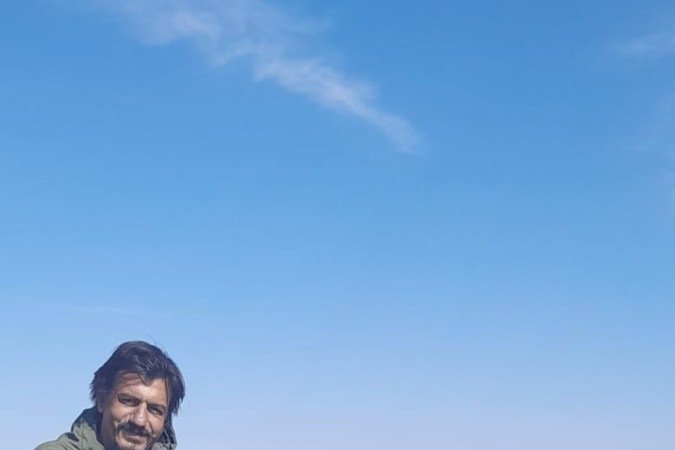 O historiador Ailton Fagundes ao lado de petroglifos de 4.000 anos, no sul da Mongólia