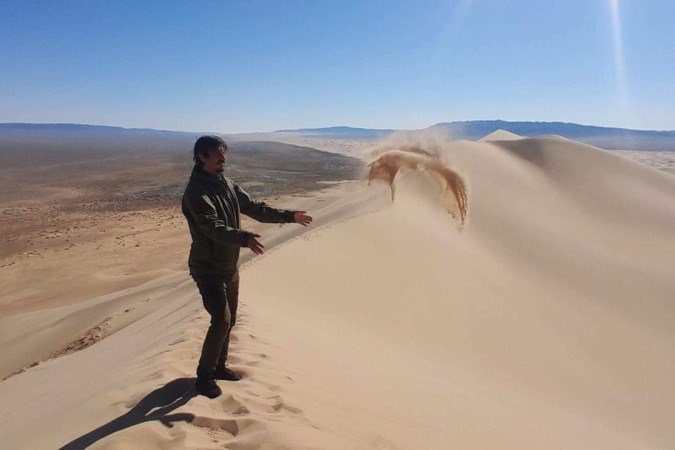 O historiador Ailton Fagundes no Deserto de Gobi, na Mongólia
