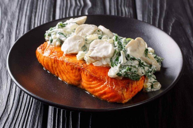 Salmão ao molho cremoso com cogumelo e espinafre (Imagem: AS Foodstudio | Shutterstock) - (crédito: EdiCase) Salmão ao molho cremoso com cogumelo e espinafre (Imagem: AS Foodstudio | Shutterstock) - (crédito: EdiCase)
