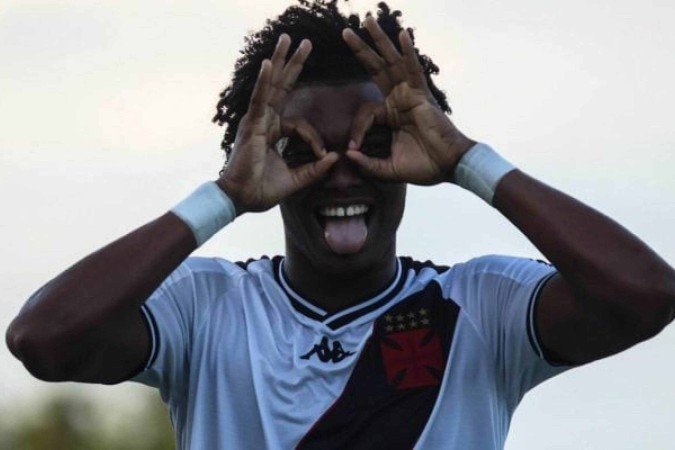 GB sorri ao marcar contra o Flamengo, mas deixa o campo lesionado -  (crédito: Foto: Dikran Sahagian/Vasco da Gama)