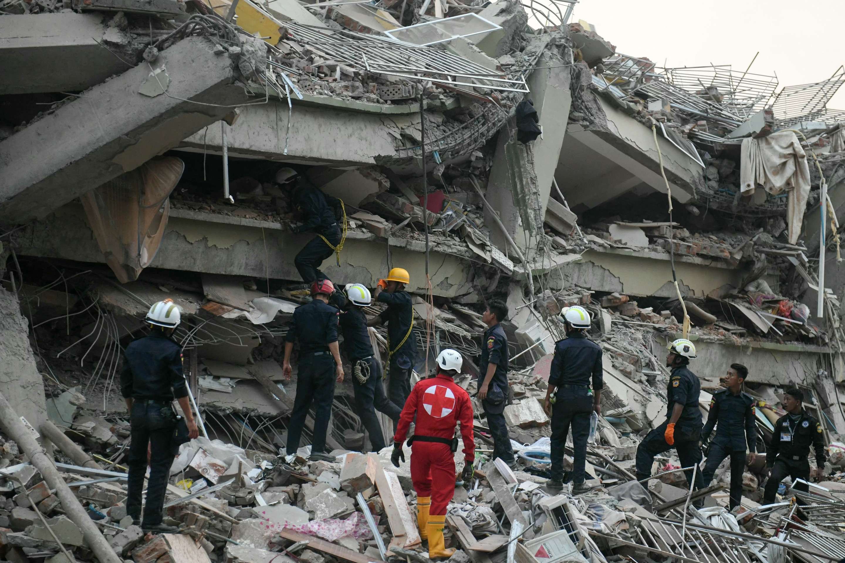 Terremoto que deixou 2 mil mortos é o maior da Ásia em 10 anos