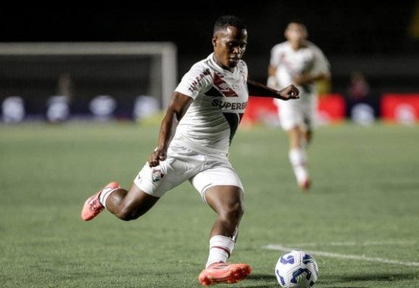 ARIAS - Ao lado de Cano, foi o jogador que tentou algumas jogadas ofensivas para furar o bloqueio do Leão. NOTA: 5,5. Foto: Lucas Merçon/Fluminense