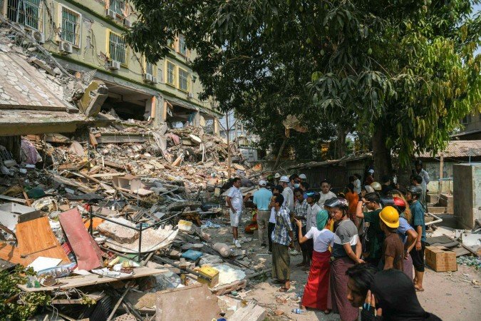 Resgatistas se preparam para entrar nos escombros de prédio na cidade birmanesa de Mandalay, fortemente atingida pelo tremor - (crédito: AFP) Resgatistas se preparam para entrar nos escombros de prédio na cidade birmanesa de Mandalay, fortemente atingida pelo tremor - (crédito: AFP)