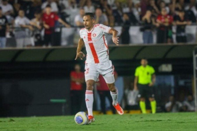 FERNANDO - Entrou entre os zagueiros para poder fechar uma linha de cinco. Apesar de boas intervenções, deu espaço para Michael no lance do gol do Flamengo e vacilou em chute de Juninho na trave. NOTA 5,5. Foto: Ricardo Duarte/Internacional