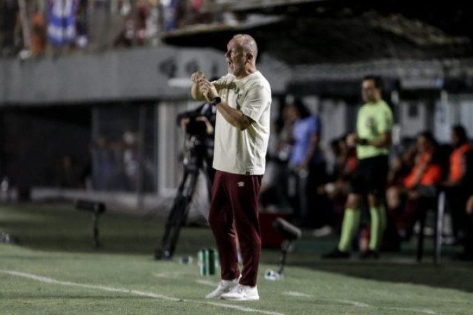 MANO MENEZES - Admitiu que escalou mal ao ver o adversário ganhar o meio de campo com tranquilidade no primeiro tempo. Demorou a mexer na etapa final, quando a equipe necessitava de criatividade para tentar pelo menos o empate. NOTA: 4,0. Foto: Lucas Merçon/Fluminense