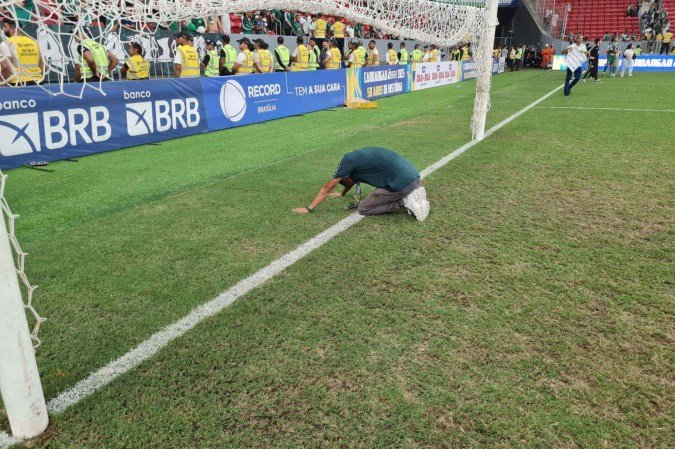 Ao encerrar a trajetória do comprimento do gramado do Mané Garrincha, de joelhos, o diretor cruzou a linha debaixo das traves do gol e abaixou a cabeça - (crédito: Gabriel Botelho/CB/D.A. Press) Ao encerrar a trajetória do comprimento do gramado do Mané Garrincha, de joelhos, o diretor cruzou a linha debaixo das traves do gol e abaixou a cabeça - (crédito: Gabriel Botelho/CB/D.A. Press)