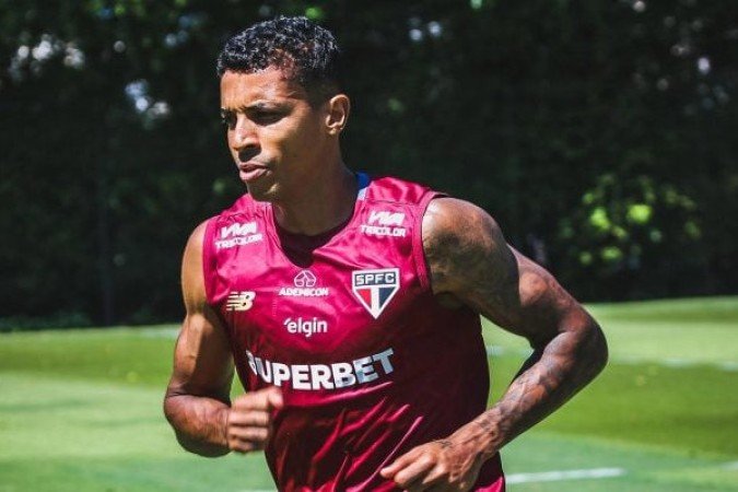 LUIZ GUSTAVO - De volta após dois meses, o volante cometeu muitos erros no primeiro tempo, como em passes e chegando atrasado em jogadas. Por outro lado, cresceu de produção no segundo tempo, quando colocou uma bola na trave - Nota 6,5 - Erico Leonan / São Paulo FC