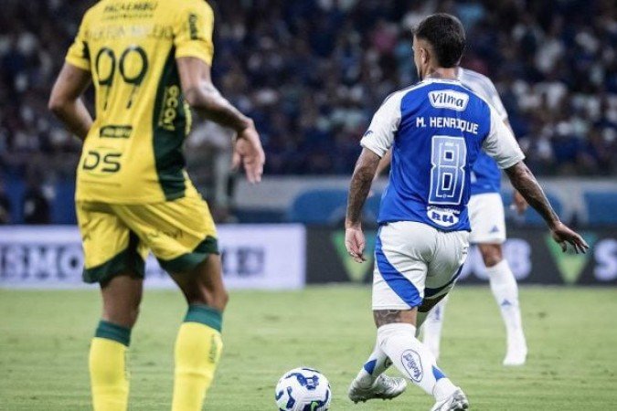 MATHEUS HENRIQUE - Levou amarelo ainda no primeiro tempo por levantar o adversário. Se confundiu um pouco com a bola e chegou a irritar a torcida em alguns momentos NOTA 5,5. Foto: Gustavo Aleixo/Cruzeiro