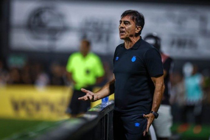 TÃ?CNICO: GUSTAVO QUINTEROS - NÃ£o montou bem o seu time, que foi inferior boa parte do tempo e conseguiu dois gols mesmo sem jogar bem. A vitÃ³ria Ã© toda conta da atuaÃ§Ã£o fantÃ¡stica de seu goleiro, nÃ£o de suas ideias. NOTA 5,0. Foto: Lucas Uebel / GrÃªmio